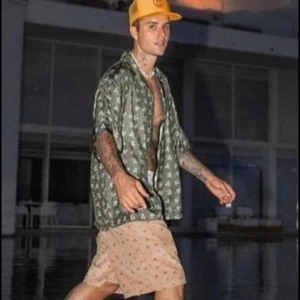 Drewhouse - Säljer denna sällsynta Drewhouse keps som såldes slut väldigt snabbt i en av de första droppen 9/10 Cond skulle jag säga kan skicka fler bilder så du får avgöra själv vid köp. 