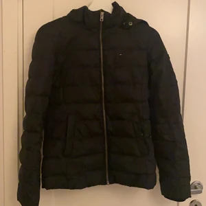 Tommy hilfiger Jacka  - Säljer min  Tommy hilfiger jacka som tyvärr inte kommer till användning! Cirka 1/2 år gammal men är i bra skick! Jackan är väldigt varm