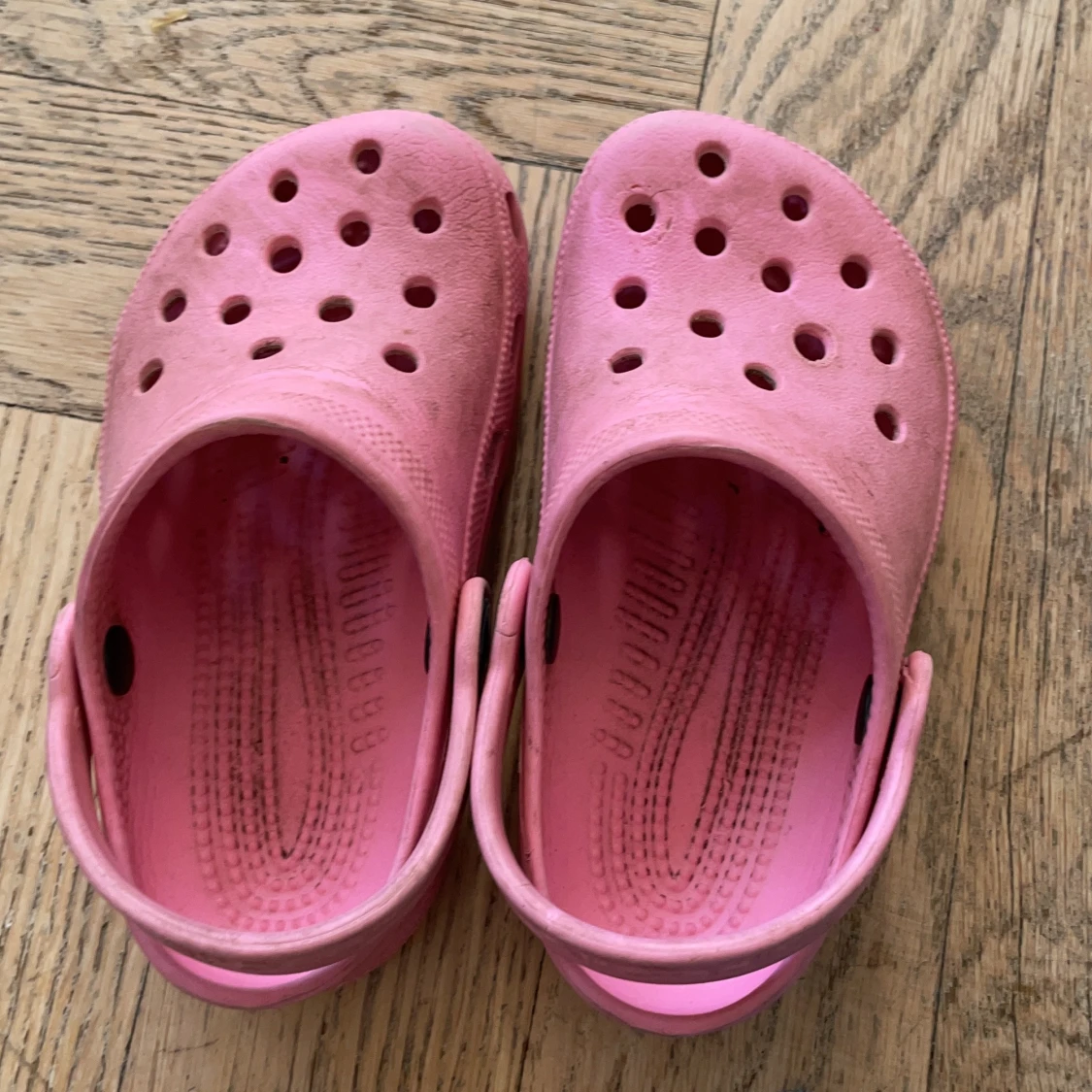 Crocs  - 90