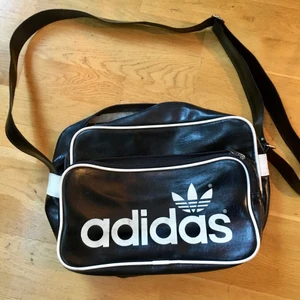 Adidas retro väska  - Säljer en Adidasväska ”Airliner”