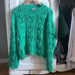 Stickad tröja  - Superfin grön stickad tröja från zara. Använd Max tre gånger, är som ny i skicket! 200 kr plus frakt💖