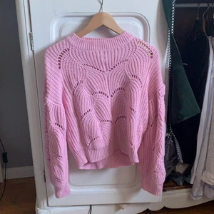 Stickad tröja  - Rosa stickad tröja från Gina, fint skick. 100 kr plus frakt!💗