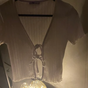 Snygg tröja  - Hej, jag säljer min fina topp 🕊 för att den inte kommit till andvändning någon gång 🕊toppen går och styla lätt 🕊(priset ingår inte i frakten ) ❤️den får platts  på s mä
