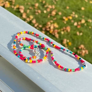 Färgglatt halsband! - Halsband och armband i superfina färger ✨ Halsband, 50kr & armband 30kr, gratis frakt 
