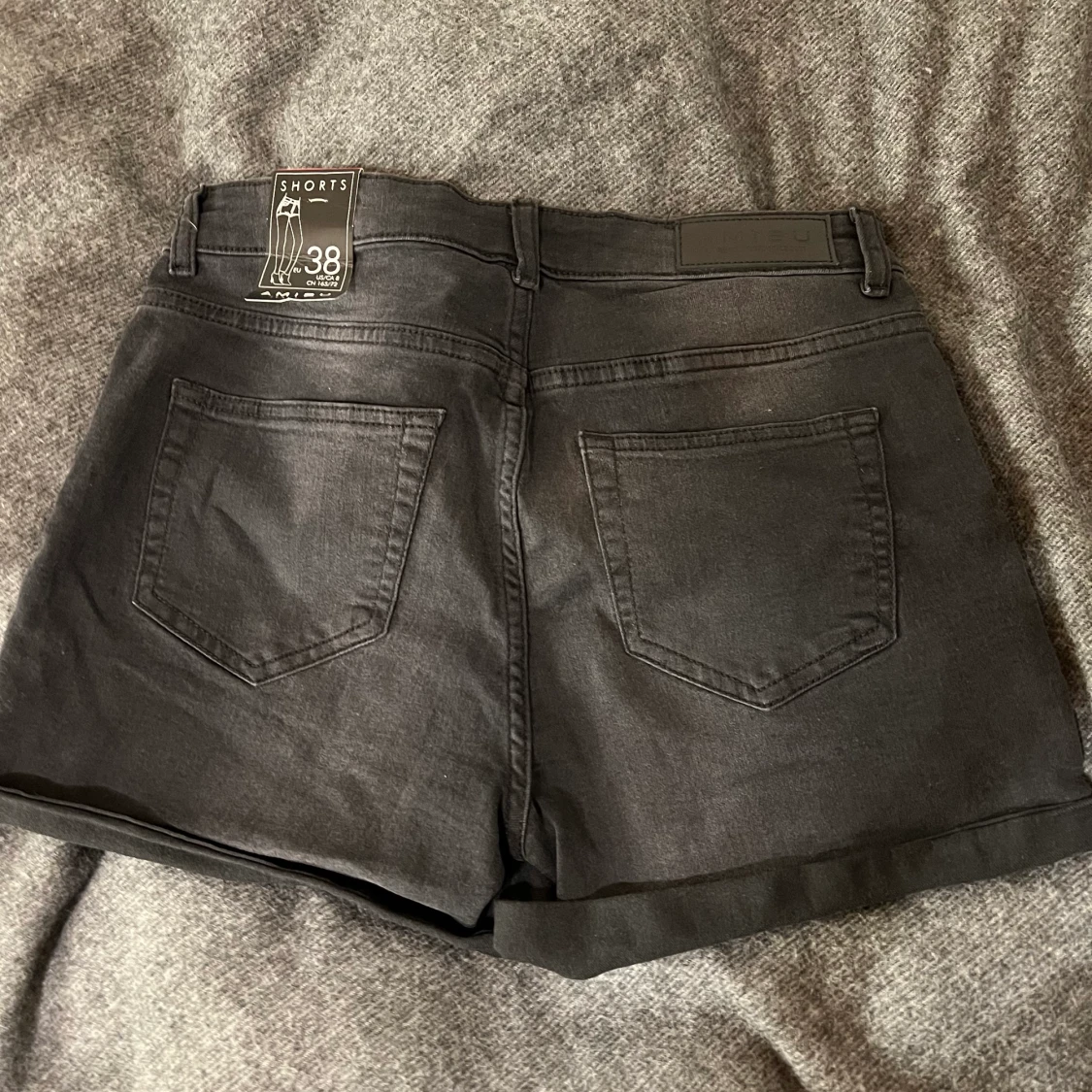 Oanvända svart shorts - 90