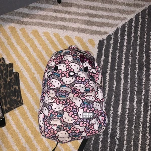 Hello kitty ryggsäck - Sanrio hello kitty rygga i vuxen strl. Jättegullig men kmr inte till användning 💖 rymmer mkt!! Möts i gbg elr frakt!