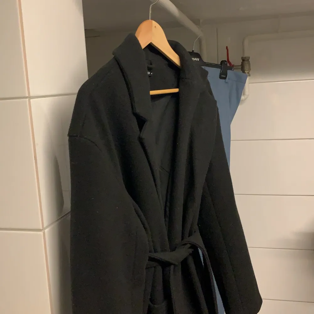 Säljer denna kappa från Gina tricot som inte används länge :/ den andra bilden är min men rester visar passformen bättre. Jag är ca 175 lång och den är ungefär ankellång(under knäna iaf). Kappan är som ny då den inte använts mycket alls. Ord pris 700kr. Frakt 📦 är 80kr💕💓. Jackor.