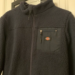 Jacka - Säljer denna jacka pga den passar ej med min nya stil. Storlek S och köpte för ungefär 900. Nyskick och inga skador alls.