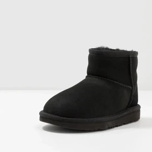 Uggs Classic mini II - Säljer mina svarta låga uggs (äkta), använda 2-3 gånger. Köpta för 2285 kr säljer för 1450kr. Kan mötas eller frakta! Kan även skicka fler bilder.