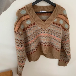 Tröja  - INTRESSEKOLL på denna populära tröja från Zara! Tröjan är såå fin och i mycket gott skick, men säljer då jag tycker att den är lite för kort på mig (är 175 cm)💗 Skriv om du har frågor eller vill ha fler bilder💗