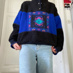 Fleecetröja  - Jag funderar på att sälja den här snygga fleecetröjan med ett fint mönster på från en brittisk vintagebutiks hemsida. Den är varm och mysig och så gott som ny! Förekommer dock lite hår på den därför att det finns katt och hund i hemmet☺️ frakt tillkommer!