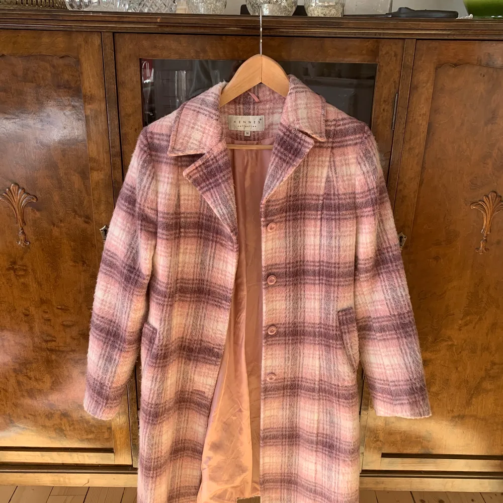 Superfin rosa vintage kappa från H&M när de hette endast ”Hennes”, storlek 36. Mitt pris: 200kr + frakt 🥰. Jackor.