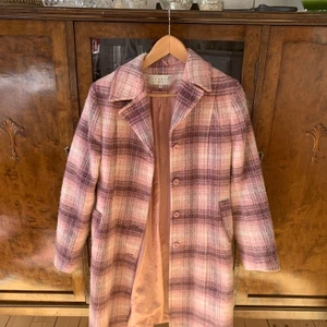 Hennes kappa  - Superfin rosa vintage kappa från H&M när de hette endast ”Hennes”, storlek 36. Mitt pris: 200kr + frakt 🥰