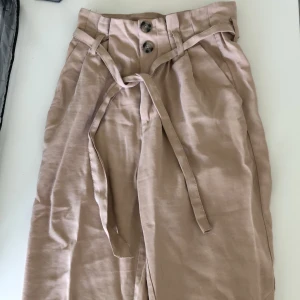 Beiga byxor - Ett par av mina favorit byxor som blivit för små 😢 köptes förra sommaren, storlek 34. Pris kan diskuteras 
