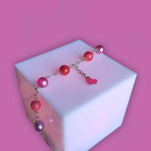 Ett gulligt halsband med pärlor i rosa nyanser & en hjärtberlock 👼💖 Säljer för 80kr + 12kr i frakt!                                               ❗️Kolla in min sida där jag säljer fler smycken :D