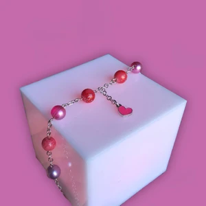 Halsband - Ett gulligt halsband med pärlor i rosa nyanser & en hjärtberlock 👼💖 Säljer för 80kr + 12kr i frakt!                                               ❗️Kolla in min sida där jag säljer fler smycken :D