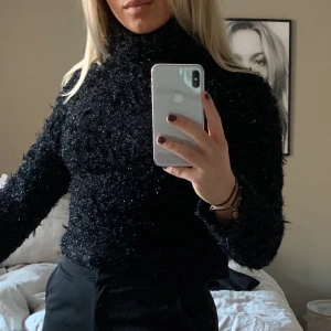 Stickad tröja  - Svart glittrig polo från märket Mona. Lite av en croptop.  Storlek: xs/s Material: Står inget på lappen. (Dock är den lite stickig)  Skick: I fint skick Pris 200 kr + frakt eller hämtas på Värmdö.