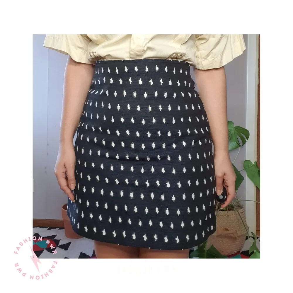 Second-hand skirt Clueless With a dark blue and white pattern it can be your favorite wardrobe piece ever!  Size: 40. True to size. Material: Shell: 57%cotton, 32% Polyester, 11% Linen, Lining: 100% Polyester. Brand: H&M. Condition: Great! ♥ Has no stains, no damage, perfect condition.  ♡ This item was previously hand washed with non allergenic laundry soap and it is ready to be part of your closet.    All products are packed in s beautiful eco-friendly package. . Kjolar.
