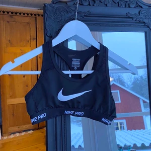 Svart nike sport-bh. Storlek m - Nike PRO sport-bh, väldigt för liten för mig. Storlek m, men det står 10-12 yrs! Med andra ord är den är liten