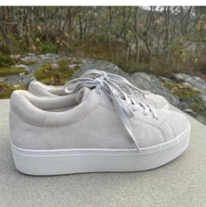 Söker Vagabond jessie sand - Söker dessa sneakers vagabond jessie i färgen sand, storlek 38/39