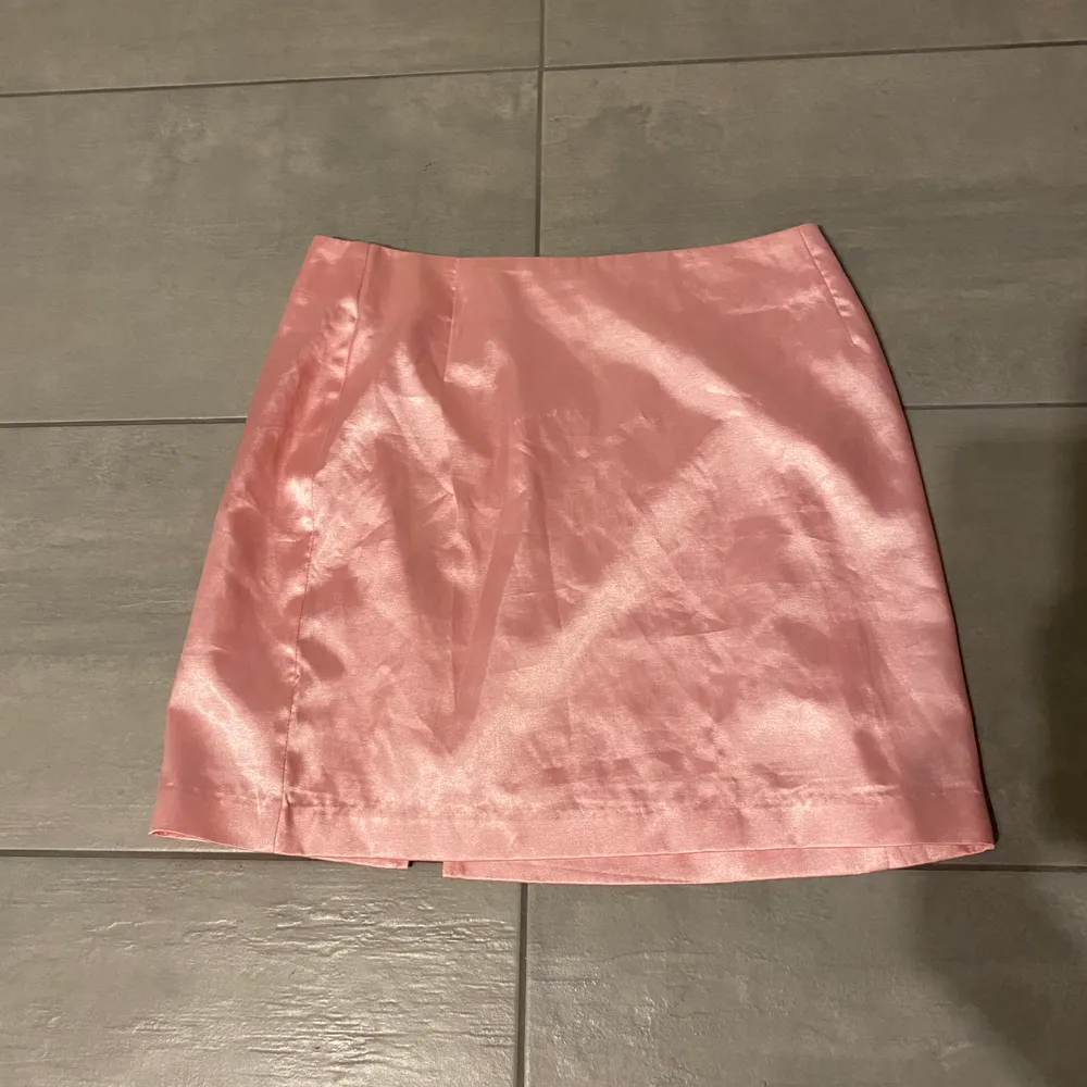 rosa silkeskjol från nelly, köpt på plick men passade inte så säljer nu vidare den. Kjolar.