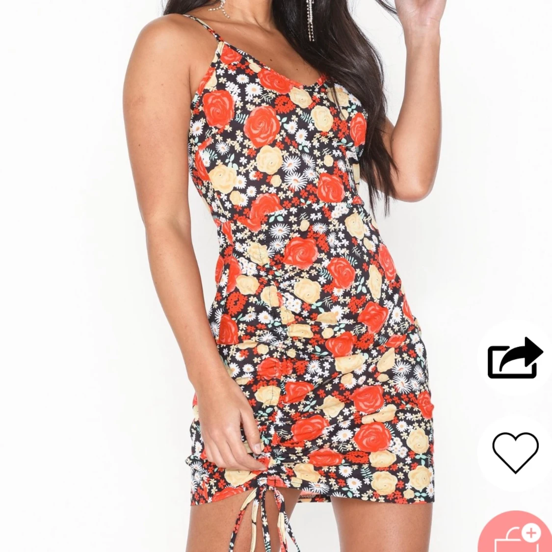 Blommig klänning med rynkad justering på sidan