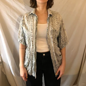 80’s skjorta - Mysig 90-tals skjorta med fina mönster! Funkar både knäppt och öppen, eller knuten runt midjan. Frakt på 50 kr tillkommer.