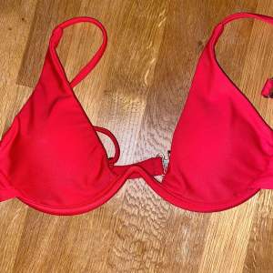 Röd bikini topp från ZAFUL. Köpt här på Plick, säljer för att den va förstor för mig✨ Storlek XS. 75kr + frakt  Köparen står för frakten💞