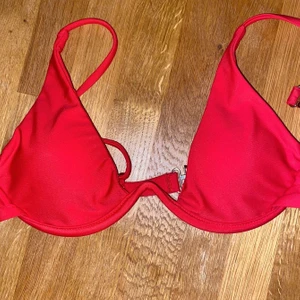 Bikinitopp - Röd bikini topp från ZAFUL. Köpt här på Plick, säljer för att den va förstor för mig✨ Storlek XS. 75kr + frakt  Köparen står för frakten💞