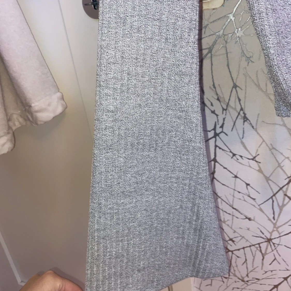 Utsvängd grå tröja - 90