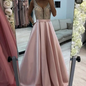 Balklänning  - Säljer nu min fina balklänning som endast blivit använd en gång. Har även kemtvättat den så den är i nyskick! Jag är 167cm och med 7cm klackar blev den perfekt långt men funkar med högre klackar eller lägre också. Sitter på jättefint med ett fint fall. Köpte den för 6500kr från beauty queens. Skriv till mig om du är intresserad så kan vi diskutera pris och leverans kan även skicka fler bilder om det önskas!!💖