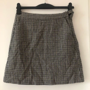 Supersöt kjol! - Den här supersöta kjolen är knappt använd. Kjolen är brun/svart/vit mönstrad. Köpt för något år sedan men har inte riktigt kommit till andvändning, och nu är den för liten.💙 kjolen har två fickor på framsidan som knappt syns. För mer införmation hör av dig! Buda i kommentarsfältet! Du får pruta. Du står för frakt