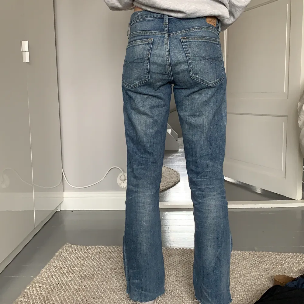 Snygga lowrise jeans från vintage, hon på bilden har storlek 25/26 men byxorna är storlek 28. Bud börjar på 250.. Jeans & Byxor.
