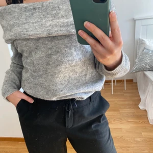 Stickad tröja grå - Stickad tröja ifrån hm, strl S men väldigt stor i storleken så passar mig som har M och skulle nog funka för L Lite nopprig på grund av materialet, därav priset Kan skickas eller mötas upp i Örebro
