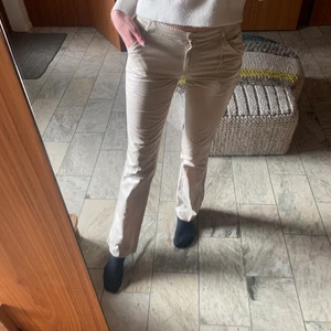 Zadig & Voltaire byxor - Köpte dessa byxor för någon vecka sedan, men är tyvärr försmå i midjan. Köpte byxorna från Vestiaire (secondhand). Byxorna är as snygga och har ett glansigt material. 💞💞💞💞