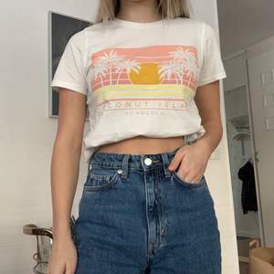 T-shirt från Gina Tricot med tryck som passar perfekt till sommaren!🌞 Köpt i somras och bara använd några gånger, i bra skick. Säljer då den tyvärr blivit lite för liten för mig, är en XS/S.