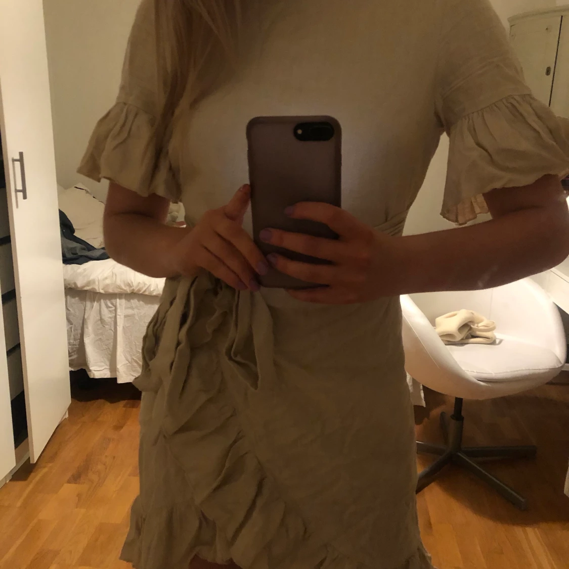 Beige klänning med volang - 90