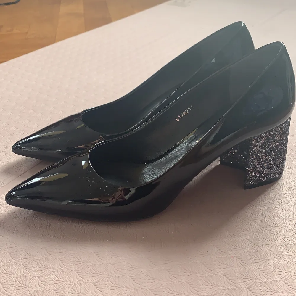 Beautiful pumps size 41, patent leather, shiny black, glittery heel (cm 7). Pristine condition, worn only once!! . Skor.