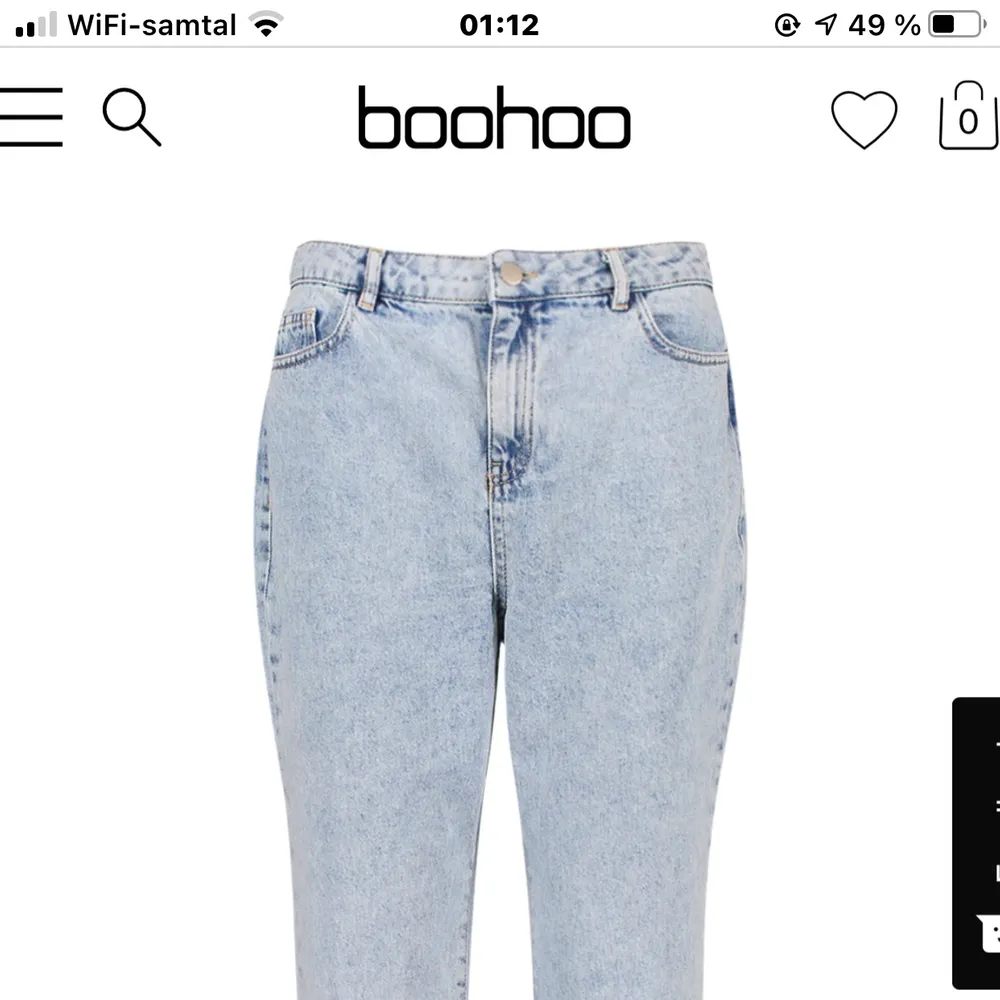 Ett par ljusblåa jeans med slit nere vid foten från boohoo helt oanvända bara tästade och säljer då dom var för stora för mig dom är i storlek 34  men skulle säga att dom passar 34-36 och säljer för 100kr + frakt💕. Jeans & Byxor.
