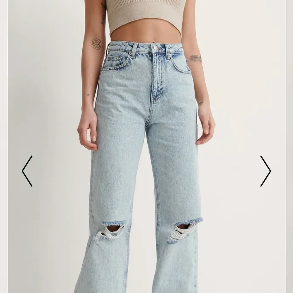 Säljer dessa fina byxor pga att det var lite för stora, helt oanvända i storlek 34. Original pris 349.. Jeans & Byxor.
