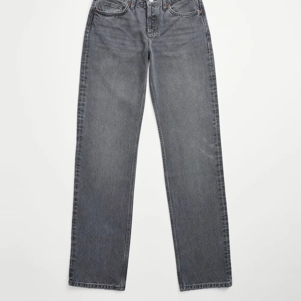 De populära Zara-jeansen i grått. Helt nya m prislapp kvar! STRLK 36✨Buda från 250kr!💗💗 BUD: 400kr💗✨✨KÖP DIREKT FÖR 450kr!!✨✨. Jeans & Byxor.