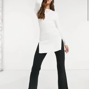 Ginatricot tröja strlk S - Långärmad tröja, haft plagget i en månad. Det är samma tröja som på bilden bara att det är en annan färg. Färgen är mer ljus beach i verkligheten annars är allt exakt samma