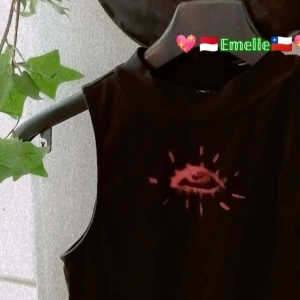 Crop top  - Indie aesthetic crop top med en sol öga symbol. Super trendig och söt