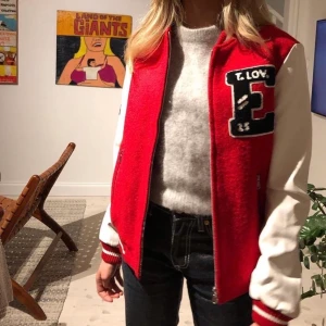 Varsity jacka - (Lånade bilder) Säljer min fina varsity jacka, endast använd ett fåtal gånger. Perfekt nu till våren när de börjar bli lite varmare!💕