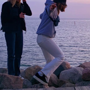 Vita jeans  - Vita Jeans från weeekday i modellen Rowe. De är i storlek 26x32. Säljer då de är för små för mig som har storlek 27 och är 177cm lång. Köpte dem i somras och är sparsamt använda. Priset kan diskuteras 💘