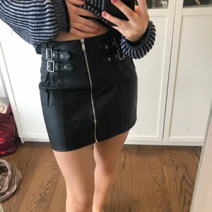Skinnkjol  - Skitsnygg skinnkjol men coola detaljer. Använd 1 gång men är inte min stil så säljs därför vidare. Storlek 36