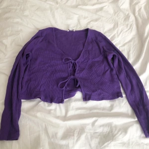 lila kofta från monki - pris diskuteras samt leverans