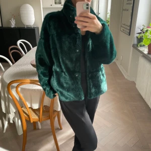 Grön jacka  - Säljer min härliga gröna jacka från Lindex i stolek XS, passar även S. Den kommer tyvärr inte till användning. Jackan är knappt använd, så den är i nyskick. Frakt inkluderat i priset 🥰💕