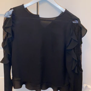 Blus från Zara  - Säljer en svart blus från Zara med spets på sidorna! Jättesnyggt men tyvärr för liten på mig!  