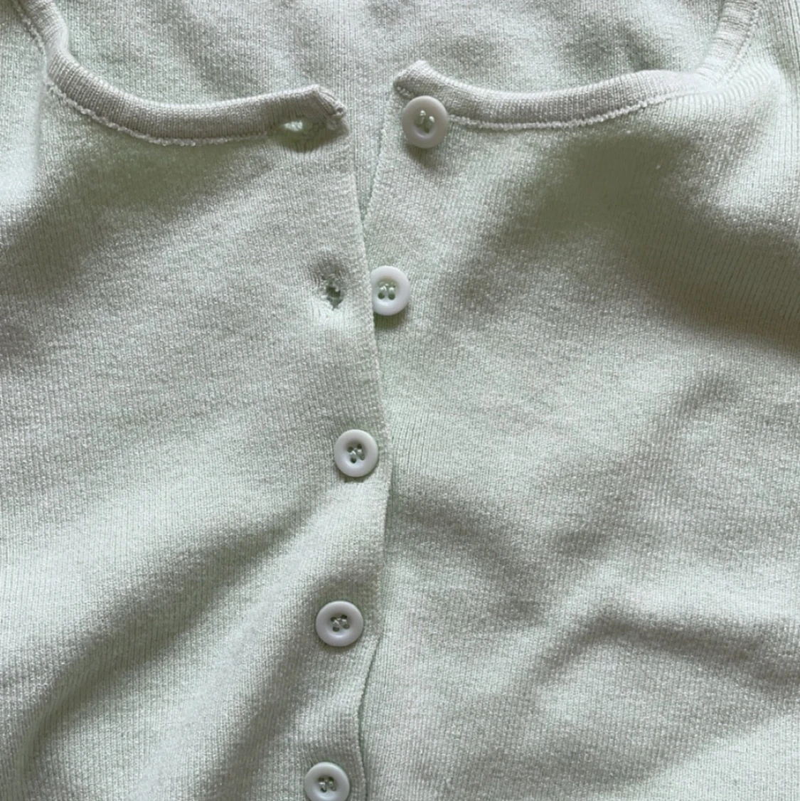 Ljusgrön topp med knappöppning  - 91